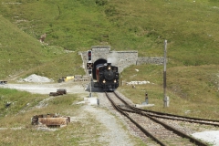 Zug 155 mit HG 3/4 Nr.4 nach Oberwald verlässt in Muttbach den Scheiteltunnel