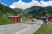 HGm 4/4 61 mit Dieselzug nach Gletsch und Realp verlässt Oberwald