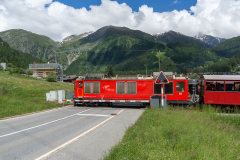 HGm 4/4 61 mit Dieselzug nach Gletsch und Realp verlässt Oberwald