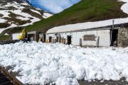 Auswinterungsarbeiten der Stn Furka - etwas Schnee als "Futter" für den Bagger, und das war's schon mit der Schneeräumung 2022!