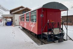 Der Vorplatz des Bhf Realp mit Kaffeewagen im Winter 2022 - gleich beginnt die Umgestaltung mit neuem Anbau!