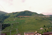 HGe 4/4 II mit Zug unterhalb Nätschen. 1988