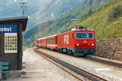 HGe 4/4 II 102 mit Glacier-Express in Tschamut-Selva. 1988