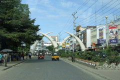 Mombasa. Moi Avenue mit Alu-Stosszähne als Tor