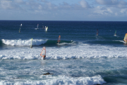 Surfer vor Hoʻokipa bei Pa'ia, Maui, Hawai'i