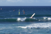 Surfer vor Hoʻokipa bei Pa'ia, Maui, Hawai'i