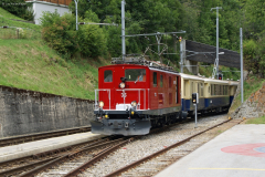 HGe 4/4 I 36 erreicht mit einem Alpine Classic Pullman Express den Bahnhof Fiesch