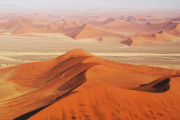 Sanddünen am Tsauchab bei Sossusvlei. Rechts "Dune 45". Flugaufnahme