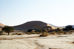 Sossusvlei. Salz-Ton-Pfanne („Vlei”) in der Namib-Wüste.