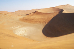 Salz-Ton-Pfanne („Vlei”) in der Namib-Wüste beim Sossusvlei