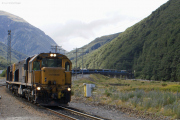 Arthur's Pass. TranzAlpine von Greymouth nach Christchurch verlaesst den Otira-Tunnel