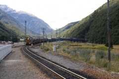 Arthur's Pass. TranzAlpine von Greymouth nach Christchurch verlaesst den Otira-Tunnel