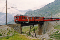 ABe 4/4 48 und ein weitere TW II auf der oberen Berninabach-Brücke ob der Alps da Buond. 1990