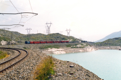 Zug mit TW III kurz vor der Galleria Scala am südl. Ende des Lago Bianco. 1990