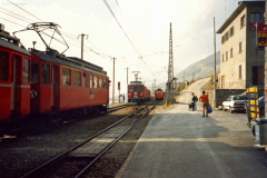 Ein Reginalzug mit zwei TW I wartet in Ospizio Bernina auf einen Gegenzug mit zwei TW II. Auf dem Verladegleis rechts steht der De 2/2 151. 1991