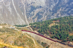 Ein Bernina Express beim "Drachenloch" kurz vor der Galleria Lunga oberhalb Alp Grüm. Sicht von Sassal Mason. 1991