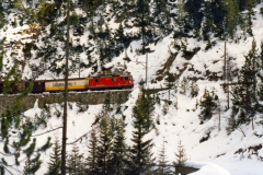 Güterzug mit einer Ge 4/4 II zwischen der Dienststation Muot und Preda. 1991