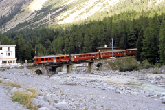 Ein Zug mit einem TW III erreicht gerade Morteratsch. 1994