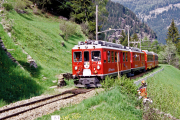 ABe 4/4 44 und ein weiterer TW II mit einem Bernina Express oberhalb Cadera. 2001