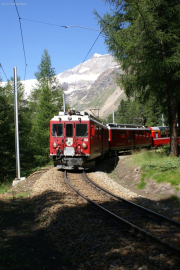 Bernina Express mit ABe 4/4 46 in der Stablini-Schleife. Ostflanke des Piz Palü