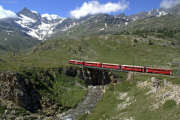 Regionalzug mit einem TW III auf der unteren Berninabachbrücke oberhalb Bernina Lagalb