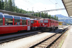 Ge 4/4 I 604 in Pontresina. Daneben auf Gleis 3 steht Ge 4/4 II 627 mit einem Bernina Express.