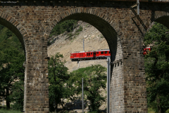 Gem 4/4 802 passiert die neue Streckenführung oberhalb des Kreisviadukts von Brusio.
