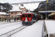Pontresina. Regionalzug mit ABe 4/4 52 fährt weiter nach St. Moritz.