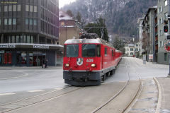Ge 4/4 629 mit einem Zug von Arosa erreicht den Bahnhofplatz von Chur.