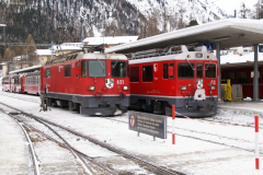 Pontresina. ABe 4/4 53 übergibt den Bernina-Express 952 an Ge 4/4 621.