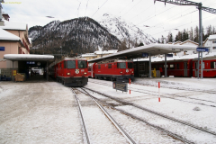 Pontresina. Ge 4/4 618 mit Zug 1956 nach Scuol (Gleis 1). Ge 4/4 621 mit Bernina-Express 952 (Gleis 3).