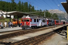 Die RhB-Werbetriebwagen ABe 4/4 51 und 52 in Pontresina vor einem Bernina Express