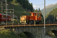 Tm 2/2 112 auf der Inn-Brücke bei St. Moritz. Links das Portal des Argentieri-Tunnels der Albulalinie
