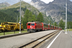 Ge 4/4 I 607 erreicht mit Bernina Express 951 Preda.
