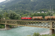 Ge 6/6 II 706 mit Güterzug auf der Rheinbrücke bei Reichenau