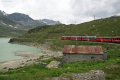 Zug mit einem Allegra an der Spitze in der Bucht des Val dal Bügliet am Lago Bianco