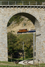 Ge 4/4 182, "Bernina-Krokodil", oberhalb des Kreis-Viadukts von Brusio