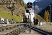 Ge 6/6 I 415 erreicht St. Moritz mit einem Dampfzug im Schlepp