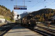 Ge 6/6 I 415 erreicht St. Moritz mit einem Dampfzug im Schlepp