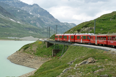 Zug mit einem Allegra an der Spitze kurz vor Ospizio Bernina