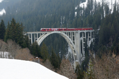 ABe 8/12 3502 mit Regio nach Chur auf dem Langwieser-Viadukt