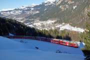 Allegra mit RE 1033 nach Davos Platz nach dem Kehrtunnel von Cavadürli ob Klosters