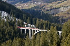 100 Jahre Chur - Arosa. ABe 8/12 3513 mit Regelzug nach Chur auf dem Langwieser-Viadukt