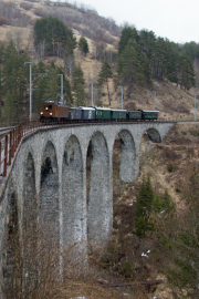 Ge 4/6 353 mit Sonderzug des Vereins Dampffreunde der RhB (GV) auf dem Schmittnertobel-Viadukt