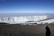 Südliches Eisfeld mit Mount Meru; Schnee mit Büssereis. Uhuru Peak (Kibo-Gipfel)