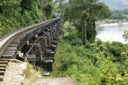 Holzbrücke am River Kwai der Bahnlinie nach Nam Tok. Reststück der "Todeseisenbahn" nach Burma. Wang Pho, Kanchanaburi
