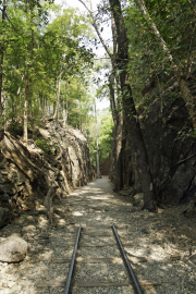 "Hellfire-Pass" an der ehemaligen "Todeseisenbahn" der Japaner nach Burma (2. Weltkrieg). Von allierten Kriegsgefangenen geschlagener Einschnitt