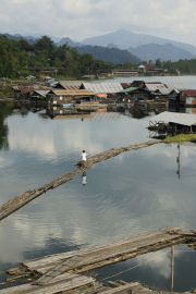 Siedlung im Khao Laem Stausee. "Mon-Brücke", Sangkhla Buri