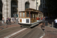 Cable Car der Powell-Hyde-Linie mit Drehscheibe, Powell St & Market St, San Francisco, CA